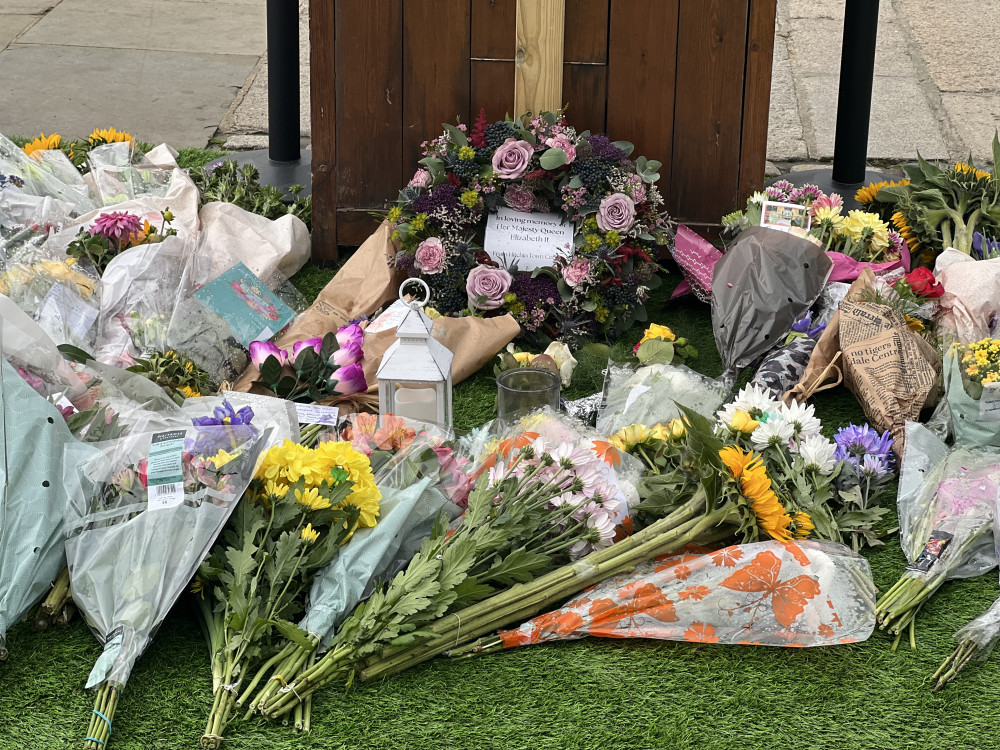 Flowers laid in Hitchin Market Place by mourners. CREDIT: @HitchinNubNews 