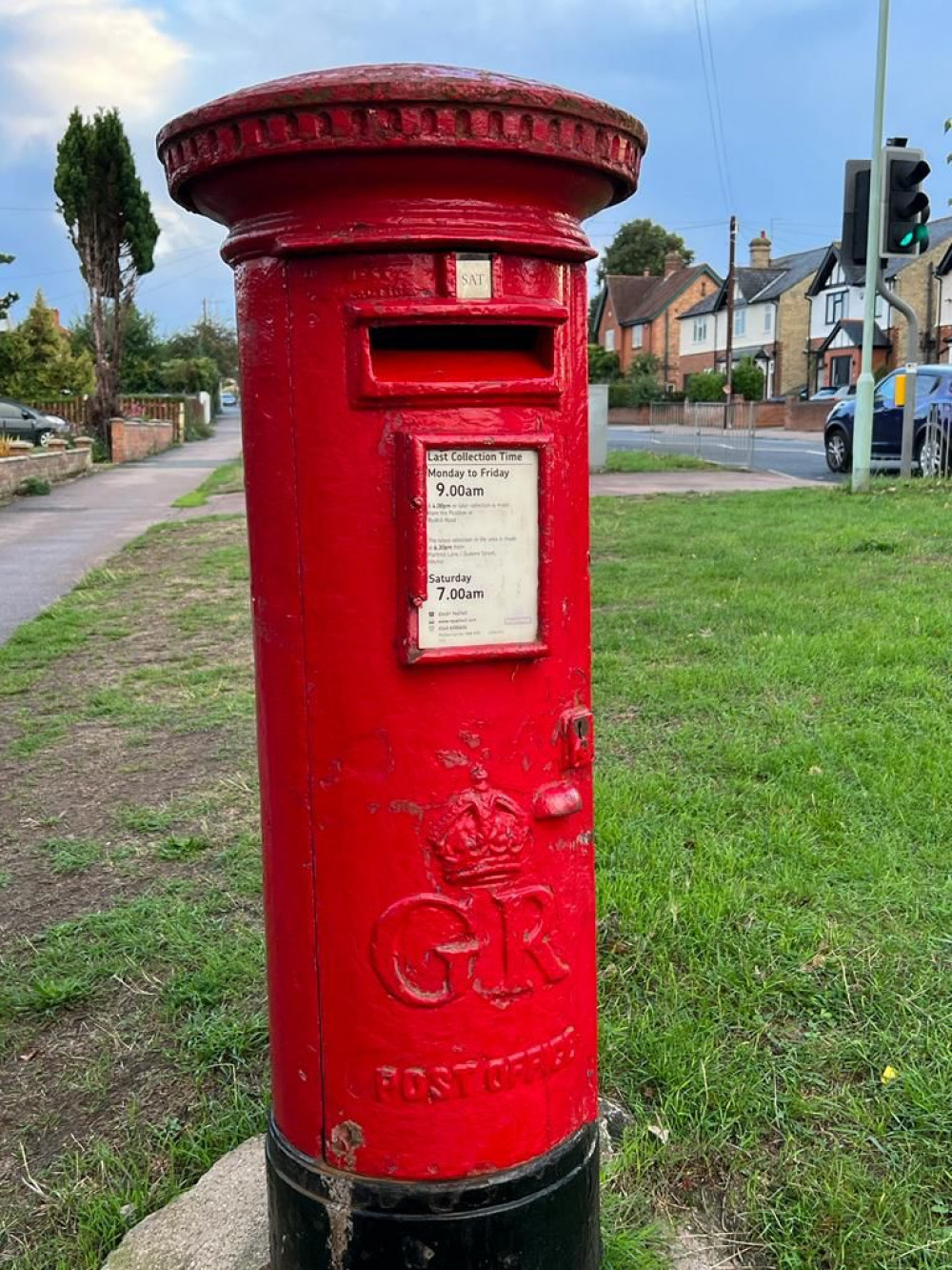 PICTURE: A red Hitchin postbox situated on the corner of Strathmore Avenue and Old Hale Way still pays tribute to 'GR'. CREDIT: @HitchinNubNews