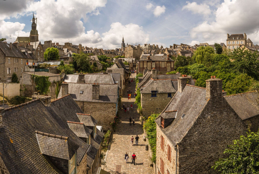 Rue du Jerzual (Jerzual Street), Dinan (Par Benh LIEU SONG — Travail personnel, CC BY-SA 3.0, https://commons.wikimedia.org/w/index.php?curid=22657895)