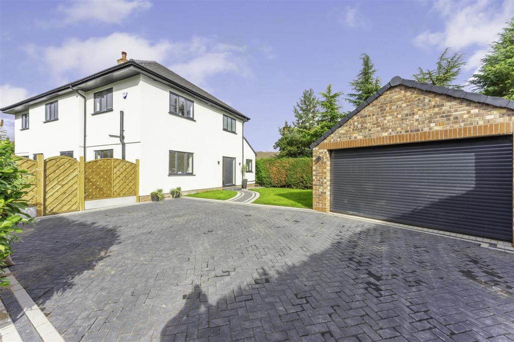 Property of the Week: this 4 bed, 3 bath detached family home on Oaksway, Gayton