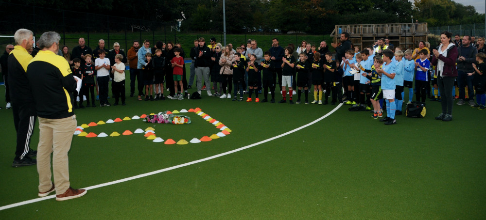 Emotional minute of applause for Lee Adams at Holbrook Hornets (©NubNews)