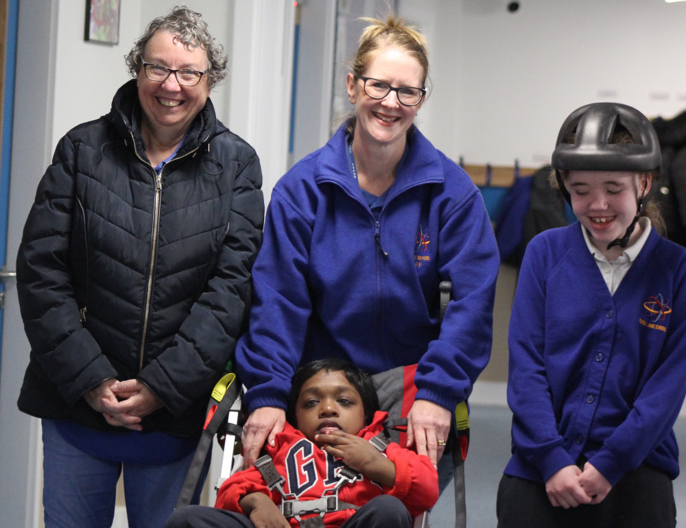 Lydia Lomas (centre) with staff and pupils of Park Lane School. (Image - Alexander Greensmith / Macclesfield Nub News)