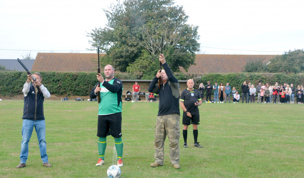 Gun salute, with Elfie Hubbard, Paul and Graham Adams (©NubNews)