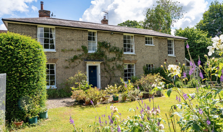 Imposing beauty secluded in Nayland