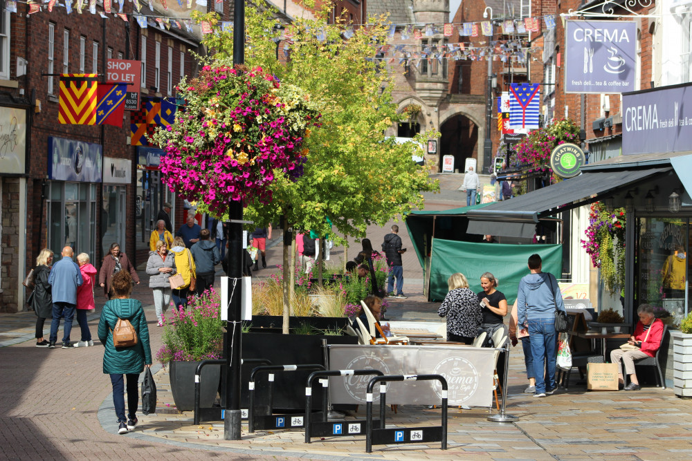 Congleton In Bloom brings home another ‘gold’! Members of the group travelled to an awards ceremony at RHS HQ in the capital to collect their amazing accolade. Congrats! (Image - Congleton Town Council)