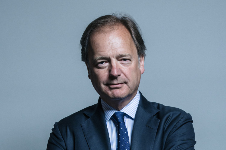 Official portrait of Sir Hugo Swire (By Chris McAndrew, CC BY 3.0, https://commons.wikimedia.org/w/index.php?curid=61331492)