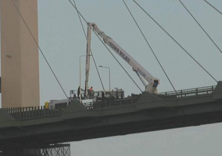 The cherry picker called in to remove the protesters.