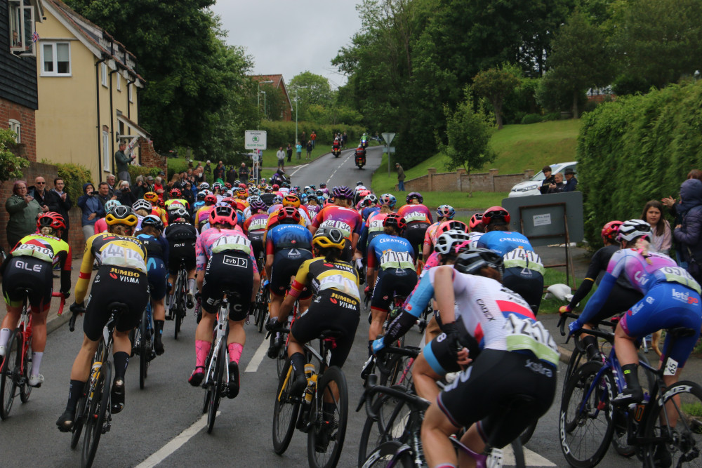 Women's Tour whizzing towards Bildeston (©Ian Evans/NubNews)