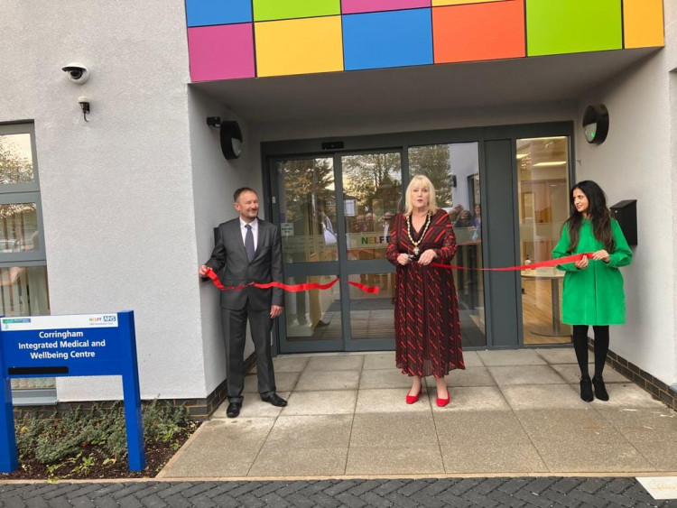 Cllr Sue Little cuts the ribbon. 