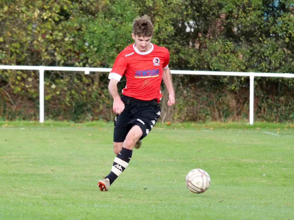 Former Honiton Town player Harry Leisk has been transferred to Axminster Town