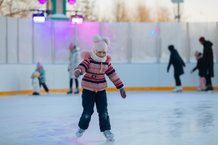 Skate Letchworth returns with a covered real ice rink on the terrace of the outdoor pool at Norton Common. CREDIT: Unsplash