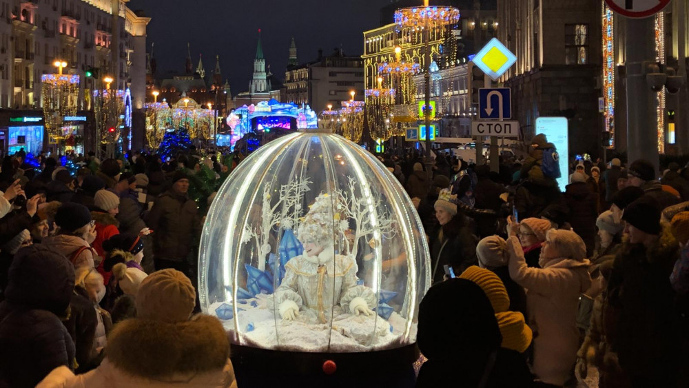 The Living Snow Globe act from Fool’s Paradise