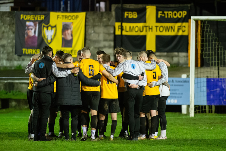 Falmouth Town players gather in a huddle (Image: Cornwall Sports Media, Falmouth Twon FC) 