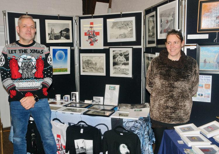 Artists Nigel Shaw and Ann Plummer at Woolverstone Fair (©NubNews)