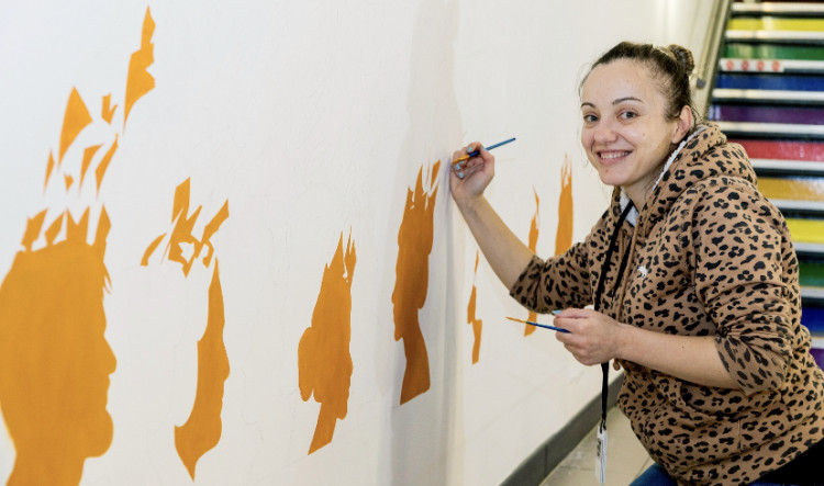 Mirela Niculescu creating her artwork.