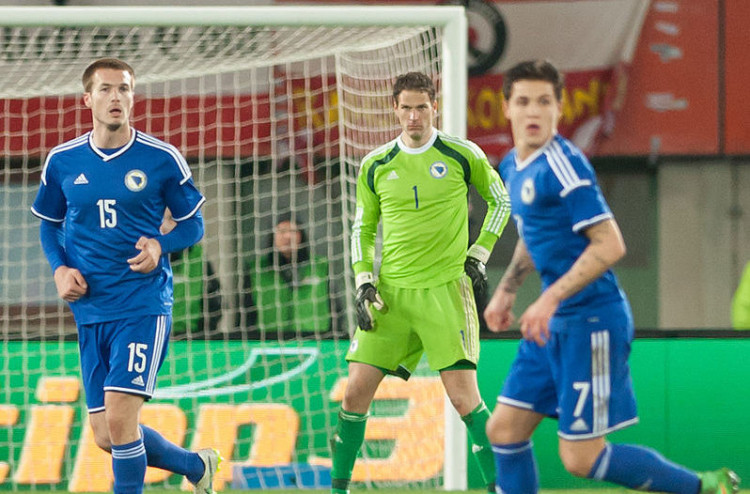 Asmir Begovic (centre) played three times for Macclesfield Town and three times for Bosnia and Herzegovina in the FIFA World Cup. (Image - CC 3.0 bit.ly/3AVdp4M Cropped Ailura)