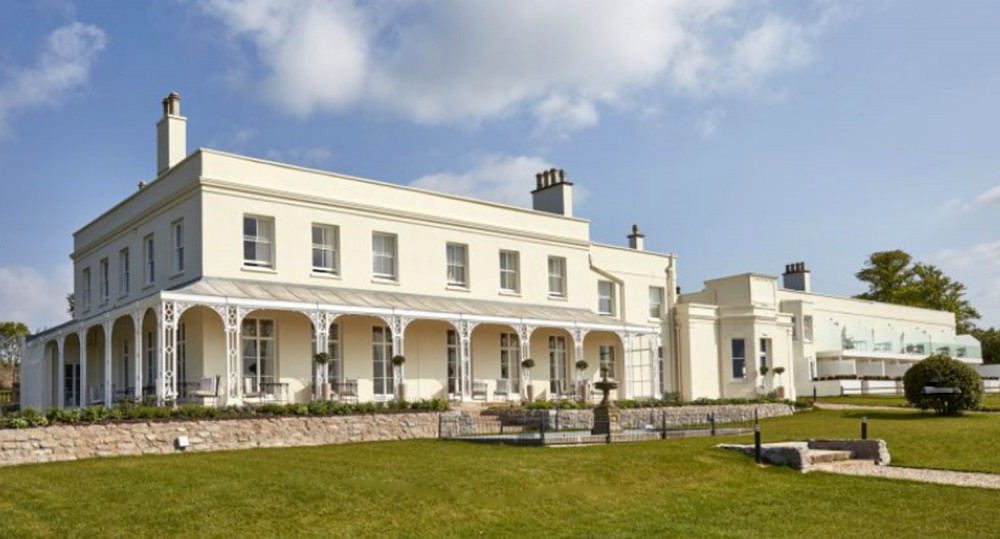 Lympstone Manor (By Maypm - Own work, CC BY-SA 4.0, https://commons.wikimedia.org/w/index.php?curid=67623181)