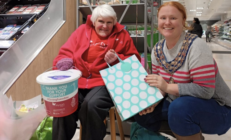 Margaret Kite receiving her birthday present from Mayor of Kenilworth Cllr Sam Louden-Cooke (image supplied)