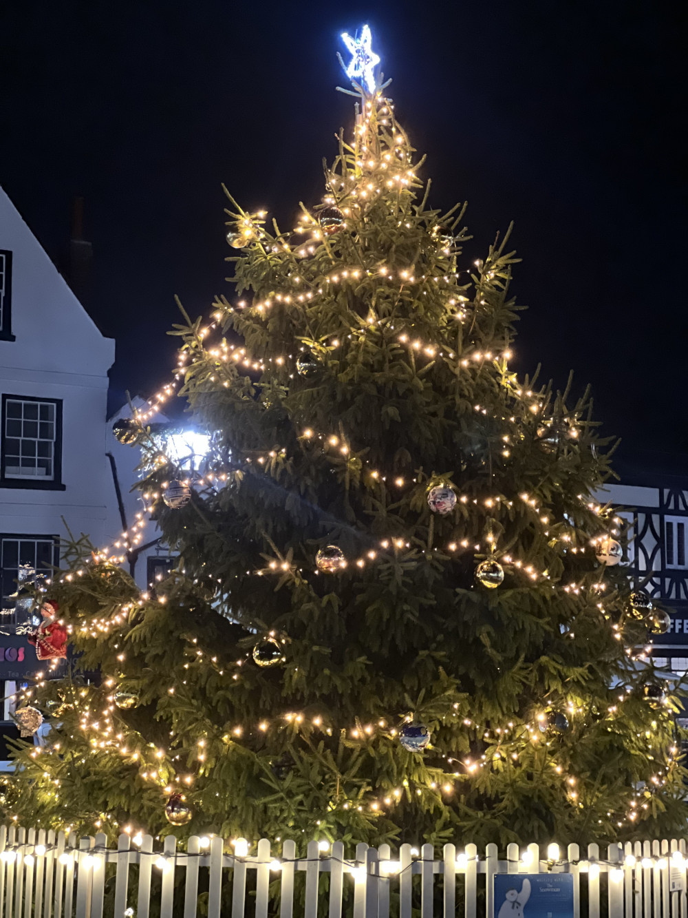 What's On in Hitchin this weekend:  Friday December 2 to Sunday December 4. PICTURE: Our town's Christmas Tree. CREDIT: @HitchinNubNews 