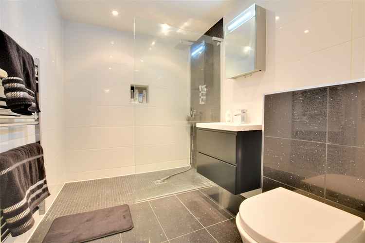The impressive en-suite to the master bedroom The impressive en-suite to the master bedroom