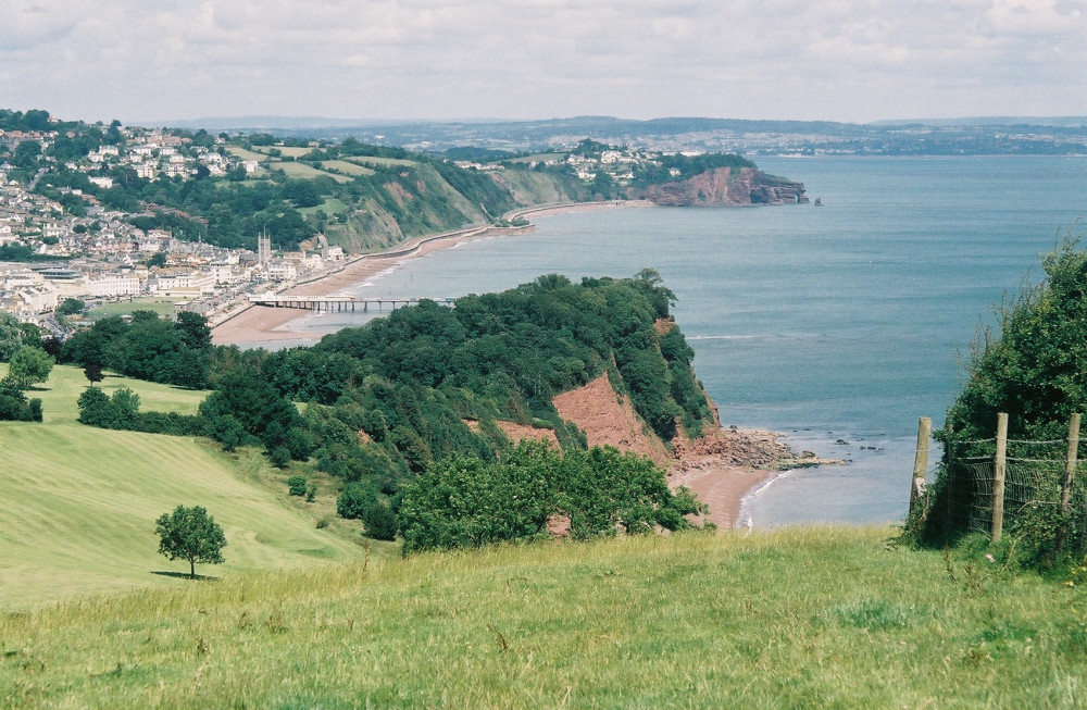 Teignmouth seen from above Shaldon across the Ness (By I, Alex1011, CC BY-SA 3.0, https://commons.wikimedia.org/w/index.php?curid=2408722, no changes)