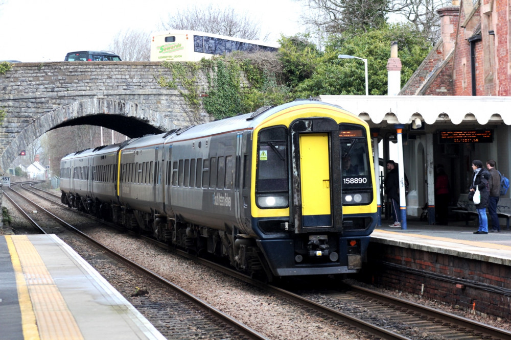 An SWR train arriving at Axminster (By Geof Sheppard, CC BY-SA 4.0, https://commons.wikimedia.org/w/index.php?curid=77228386)