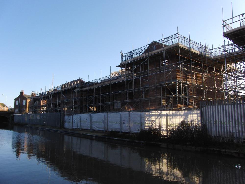 Work is underway on nine townhouses being built alongside the Grand Union Canal in Warwick (Image by Geoff Ousbey)