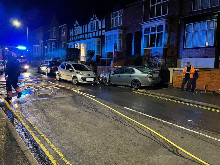 Residents along Stoneleigh Road were evacuated following the crash (Image via Warwickshire OPU)