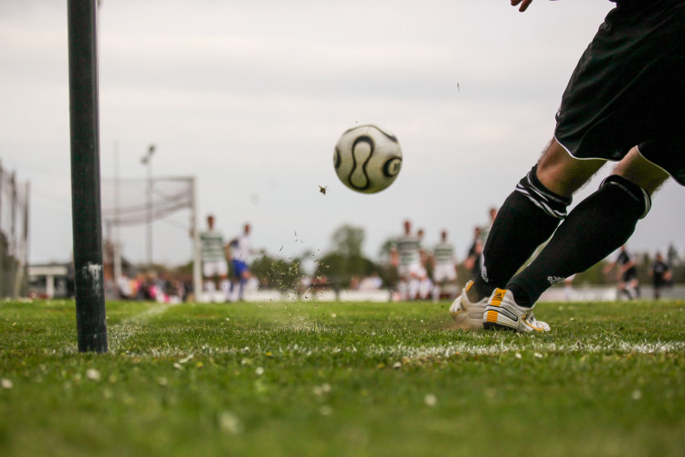 Hanworth Villa have four games in hand over South Park on the edge of the play-offs. Photo: Sepp from Pixabay.