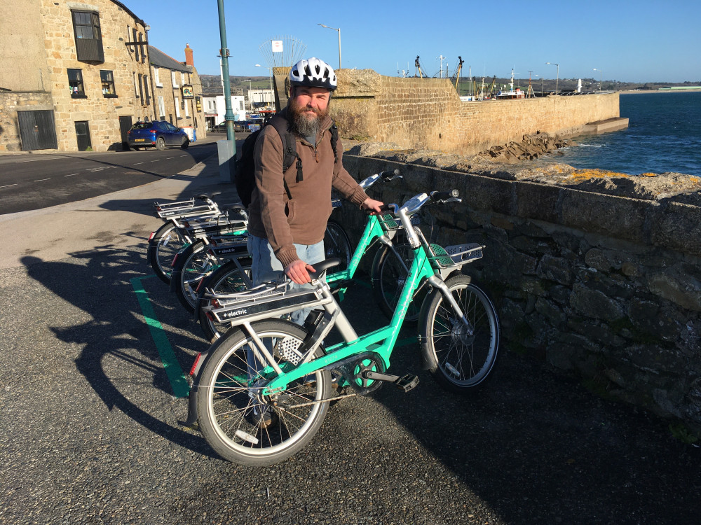 Local Democracy Reporter Richard Whitehouse with the Beryl Bike he rented in Penzance (Image: Richard Whitehouse/LDRS)