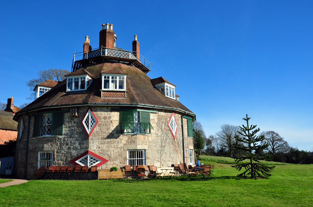 A la Ronde (By xlibber, CC BY 2.0, https://commons.wikimedia.org/w/index.php?curid=25741742)