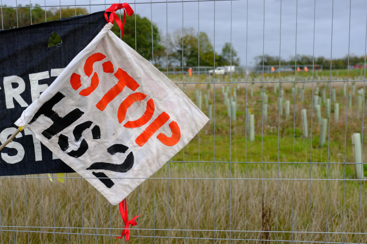 Stop HS2 signs on fences around Crackley Wood (image via SWNS)