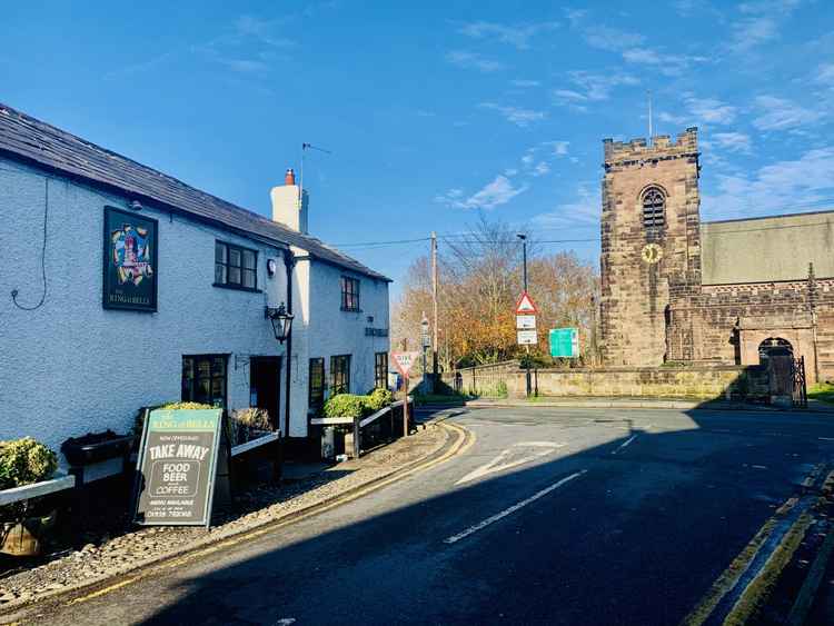 File:Ring 'O' Bells Public House, Daresbury - panoramio - Joe Blundell.jpg  - Wikimedia Commons