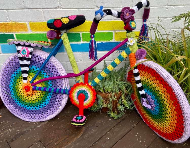 The knitted bike that Laura made to promote her shop (Credit: Laura Donovan)