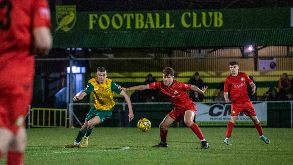 Hitchin Town 1-1 Barwell. Report by Pipeman, photographs by Peter Else 