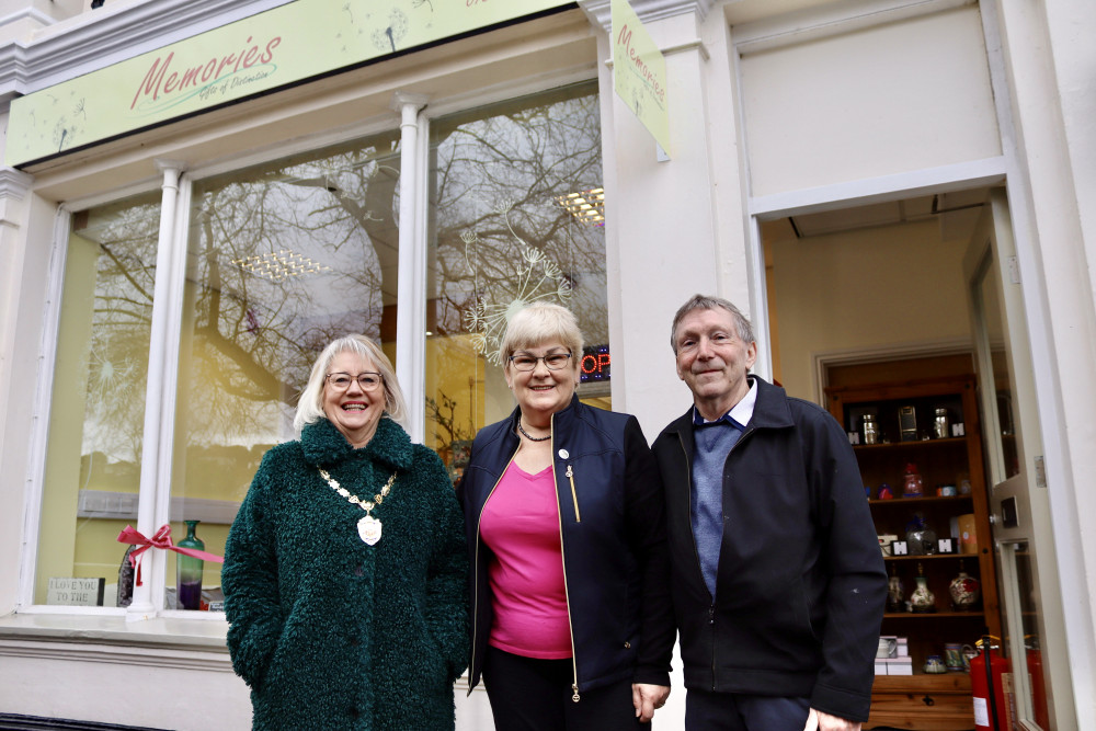 L to R: Mayor of Dawlish Cllr Lisa Mayne, Sylvia Jago, Kevin Jago (Nub News/ Will Goddard)