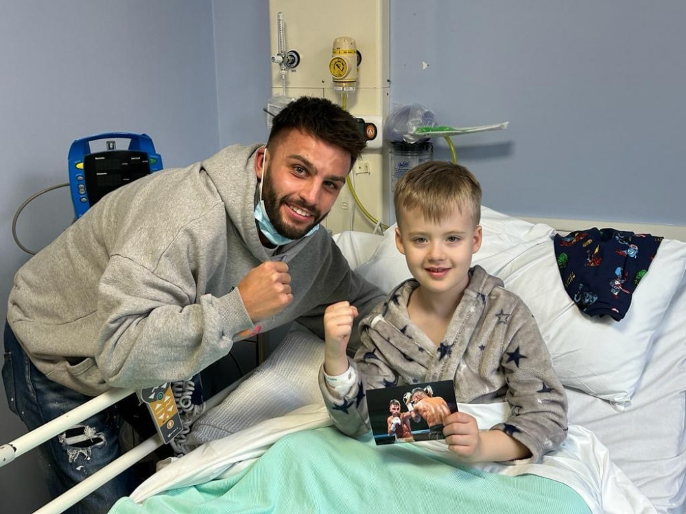 Local boxer Danny Quartermaine met young patients at Warwick Hospital last month (image via Reece Singh PR)