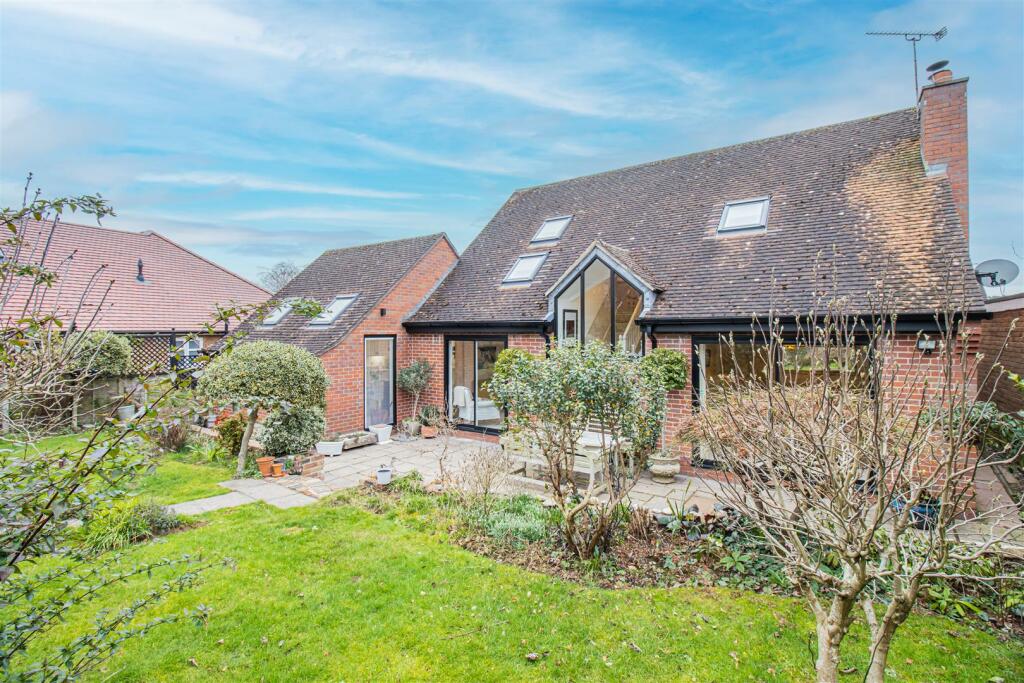 This week we have looked at four-bed home on Inchbrook Road currently on the market for £900,000 with Julie Philpot Residential This week we have looked at four-bed home on Inchbrook Road currently on the market for £900,000 with Julie Philpot Residential
