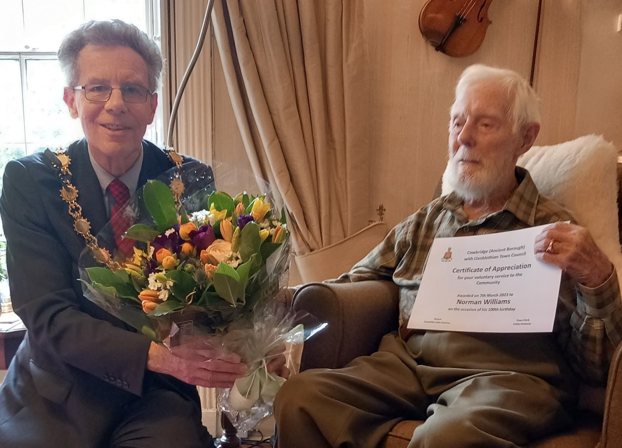 Mayor Cllr John Andrew presents a certificate of recognition to Norman. 