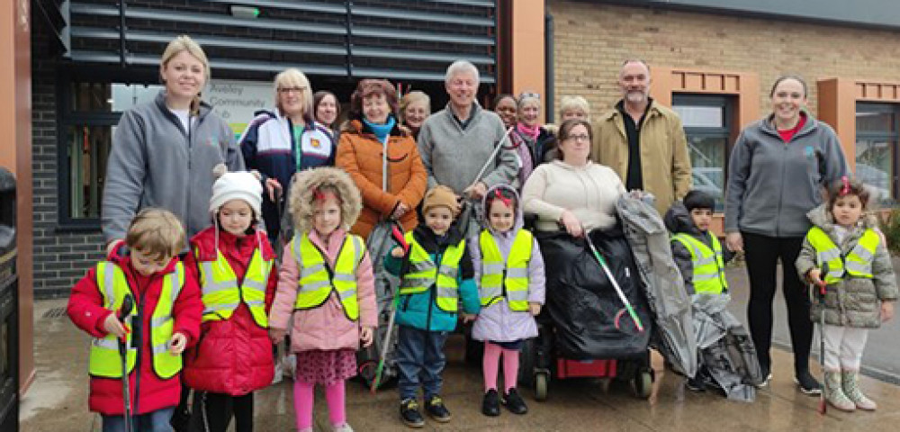 Volunteers and youngsters with Cllrs Andrew Jefferies and maureen Pearce in Aveley today. 