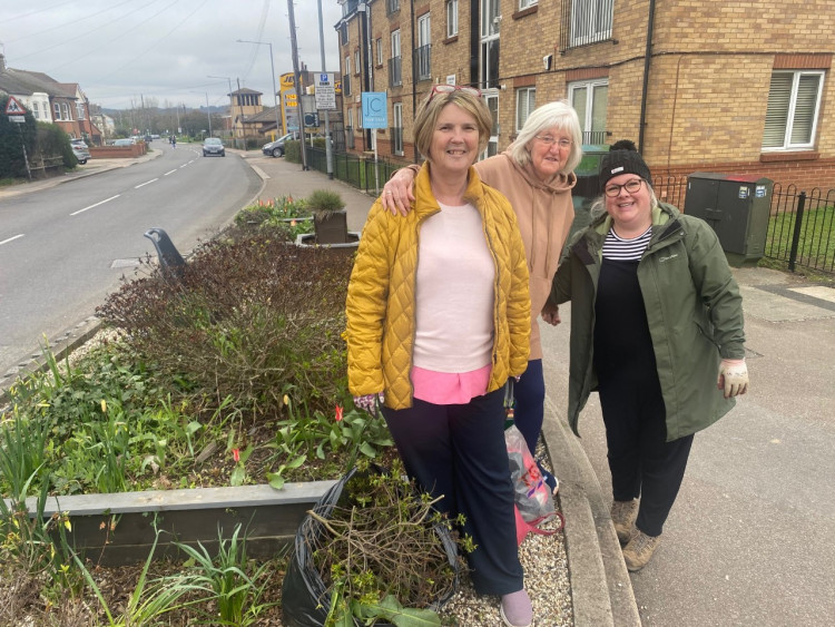 Volunteers Lin, Anne and Katie worked on the planters at the end of Fetherstone Road this morning. 