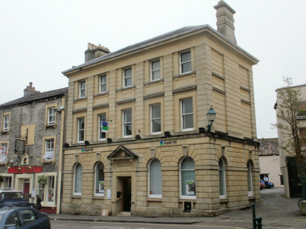 Lloyds Bank in Shepton Mallet: Copyright Jaggery and licensed for reuse under this Creative Commons Licence.