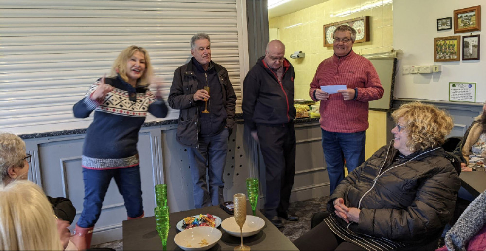 Boules club cheque in