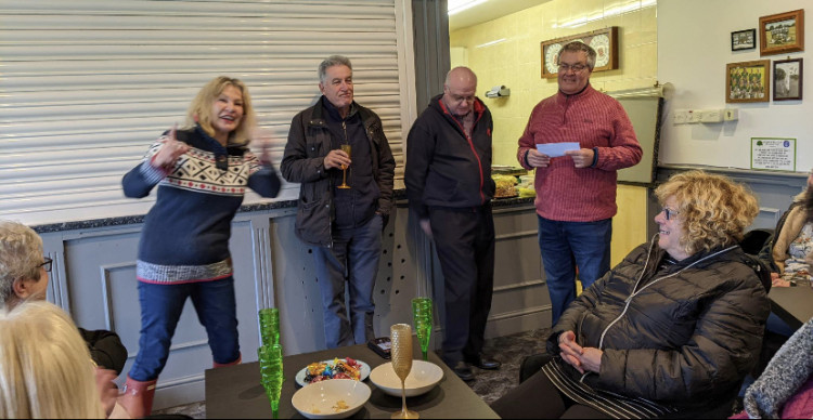 Boules club cheque in