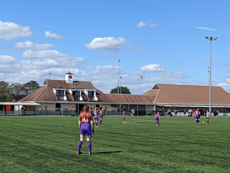 1,124 people were in attendance as Brentford Women broke the record at Bedfont Sports Club. Photo: FromMorningToMidnight.