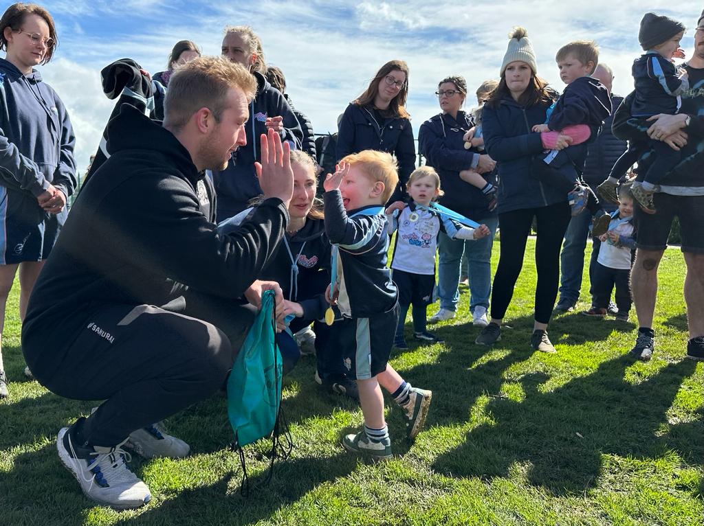 Billy Keast award sportsmanship medals to Rugbytots