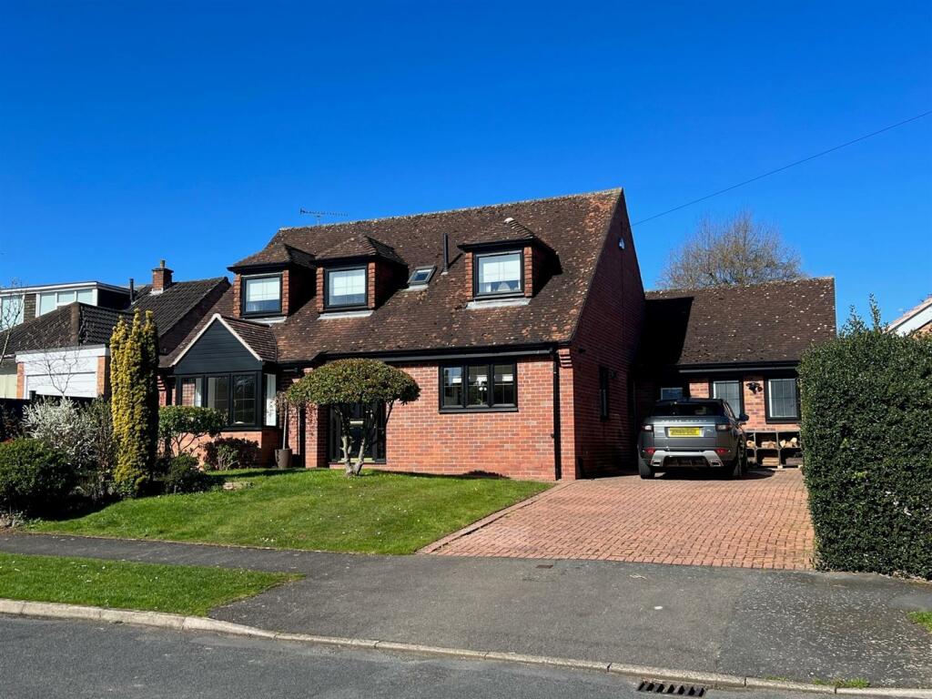 This week we have looked at a four-bedroom detached home on Inchbrook Road, currently available for £900,000 with Julie Philpot Residential