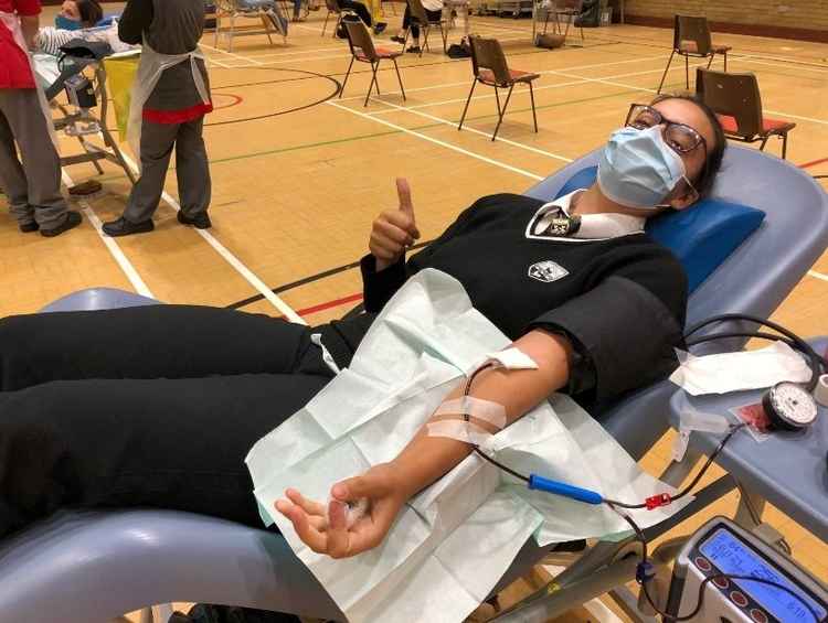 Blood donators must wear a face covering during their session