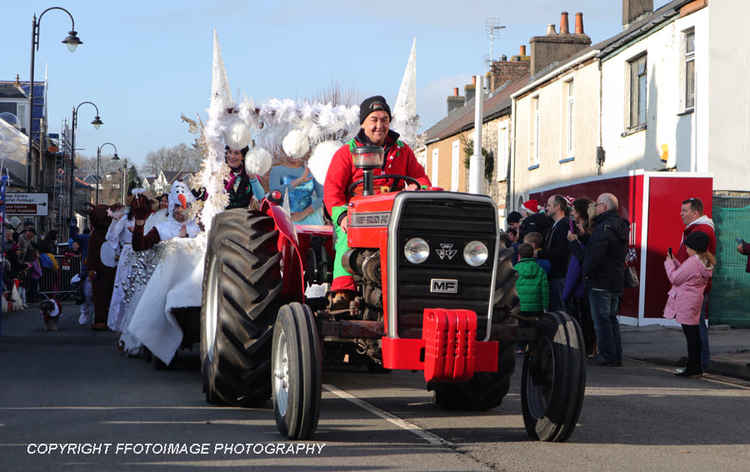 A tractor pulling the Frozen princesses