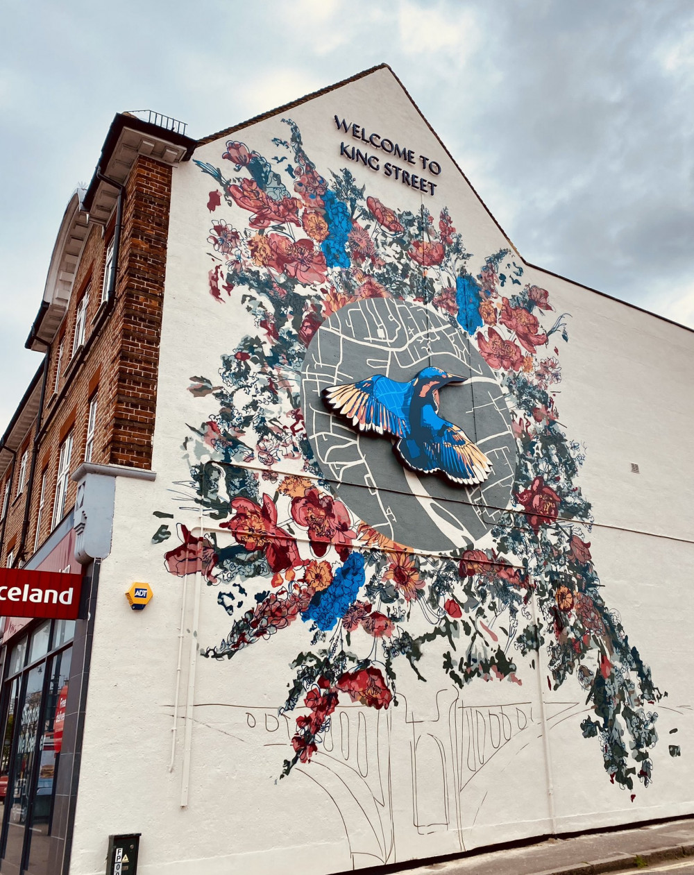 Spectacular kingfisher mural transforms centre of Twickenham (Credit @DiscoverTwick)